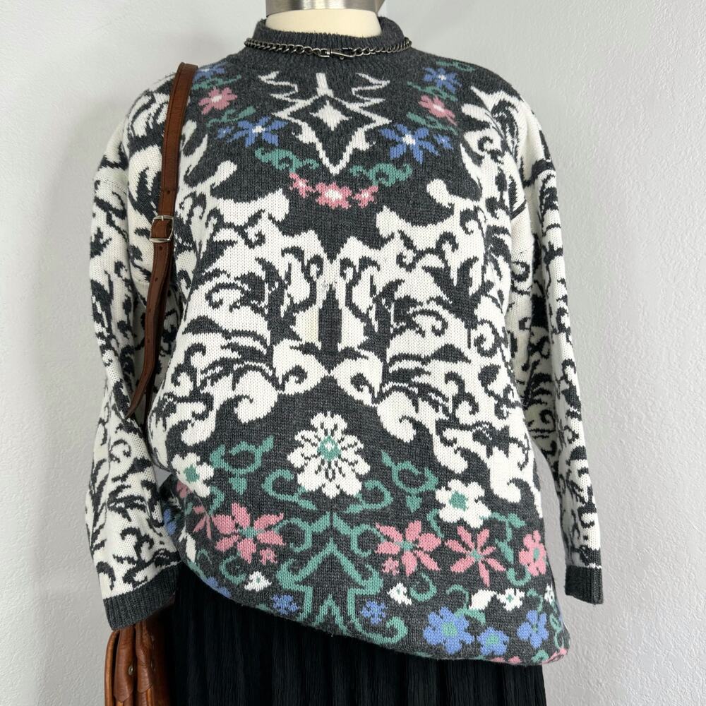 Vintage Carriage Court Grandmacore Flower Gray White Pink Blue Oversized Sweater